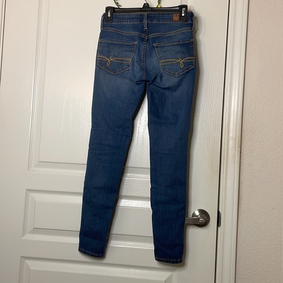 LEVI’S Low-Rise Juniors Jeggings with Rips - Picture 2 of 4